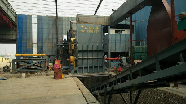 廢鋼粉碎現(xiàn)場(chǎng)